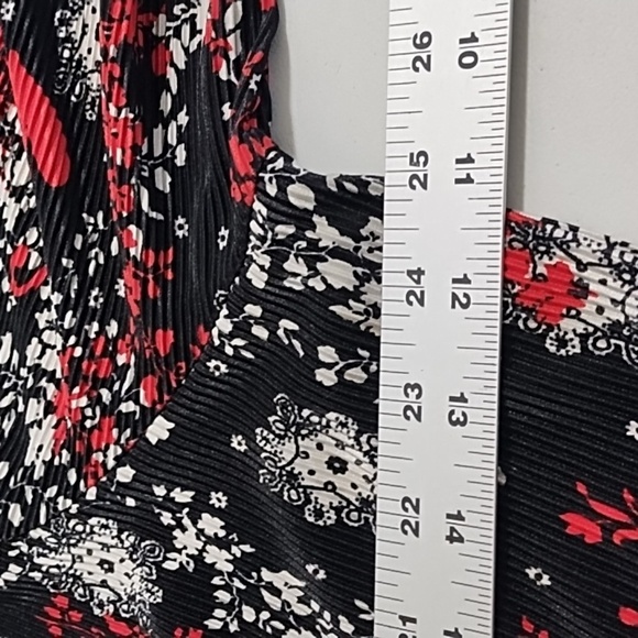 CJ Banks Abstract Heart Floral Accordion Pleat Lightweight V-neck Top Layer Look - Picture 5 of 10
